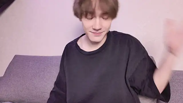 Snapshot of callmenineoneseven chatting on 10-18-25, 12:24 callmenineoneseven online show from 10-18-25, 12:24