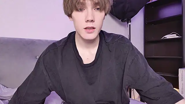 Snapshot of callmenineoneseven chatting on 10-19-25, 09:32 callmenineoneseven online show from 10-19-25, 09:32