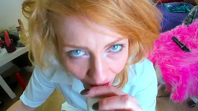 Snapshot of SquirtyAlisa chatting on 10-17-25, 11:29 SquirtyAlisa online show from 10-17-25, 11:29