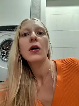 Snapshot of moon_blonde chatting on 10-11-25, 07:01 moon blonde online show from 10-11-25, 07:01