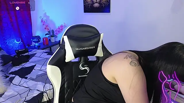 Snapshot of Majuu__ chatting on 11-27-25, 12:40 Majuu online show from 11-27-25, 12:40