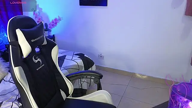 Snapshot of Majuu__ chatting on 11-30-25, 12:09 Majuu online show from 11-30-25, 12:09