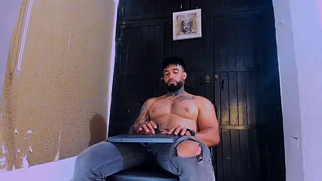 Snapshot of naugthy_dominant chatting on 01-10-25, 03:39 naugthy dominant online show from 01-10-25, 03:39
