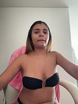 Snapshot of pamell_col chatting on 02-26-26, 01:10 pamell col online show from 02-26-26, 01:10