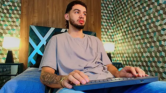 Snapshot of Michael_magno chatting on 11-08-25, 05:12 Michael magno online show from 11-08-25, 05:12