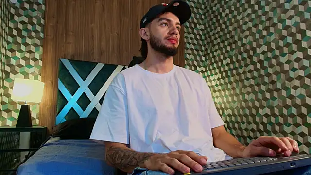 Snapshot of Michael_magno chatting on 11-18-25, 05:28 Michael magno online show from 11-18-25, 05:28