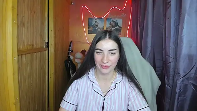 Snapshot of Fiery_Brunette_ chatting on 02-19-25, 06:43 Fiery Brunette  online show from 02-19-25, 06:43