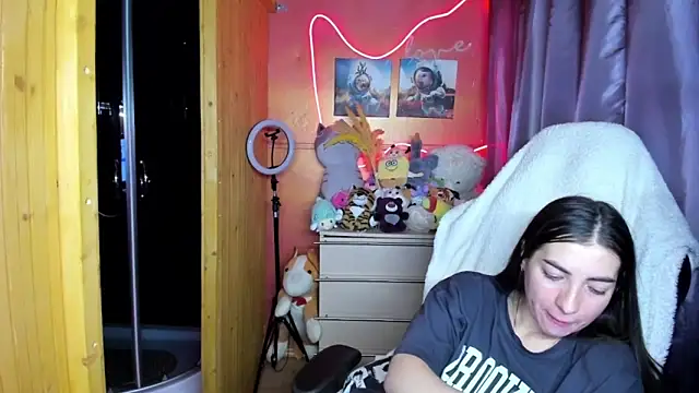 Fiery Brunette  online show from 03-28-26, 08:14