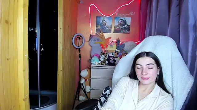 Fiery Brunette  online show from 04-25-26, 02:14