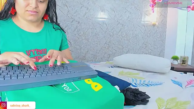 Snapshot of sabrina_shark_ chatting on 12-05-25, 02:42 sabrina shark online show from 12-05-25, 02:42