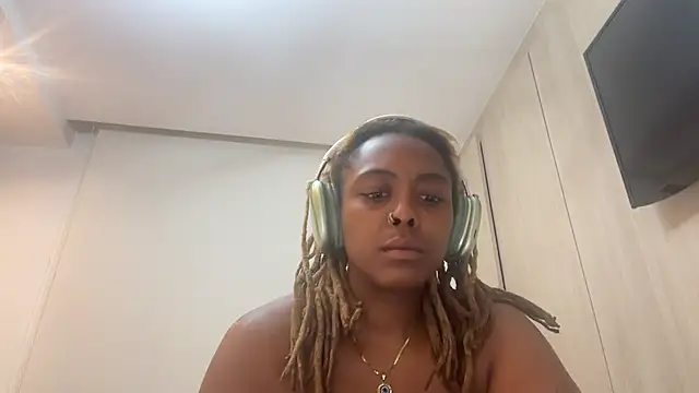 Snapshot of ChocolateCakeQueen chatting on 02-13-25, 06:38 ChocolateCakeQueen online show from 02-13-25, 06:38