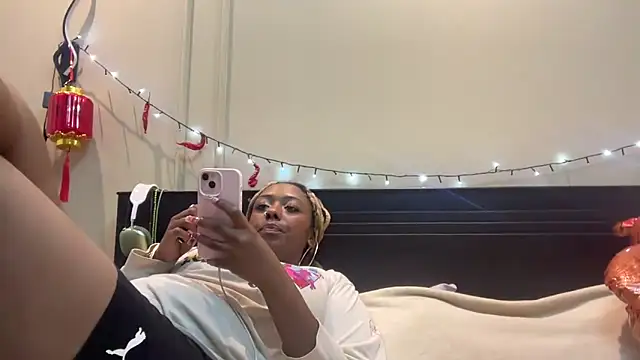 Snapshot of ChocolateCakeQueen chatting on 02-16-25, 02:42 ChocolateCakeQueen online show from 02-16-25, 02:42
