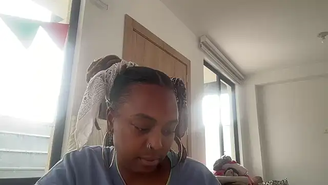 Snapshot of ChocolateCakeQueen chatting on 10-24-25, 06:37 ChocolateCakeQueen online show from 10-24-25, 06:37