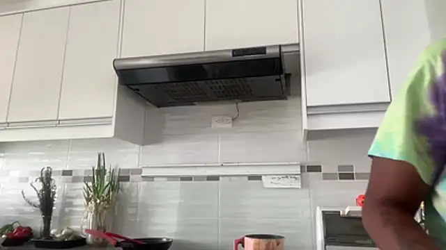 Snapshot of ChocolateCakeQueen chatting on 10-25-25, 04:02 ChocolateCakeQueen online show from 10-25-25, 04:02