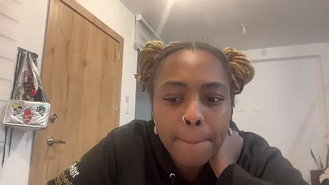 Snapshot of ChocolateCakeQueen chatting on 10-30-25, 12:12 ChocolateCakeQueen online show from 10-30-25, 12:12