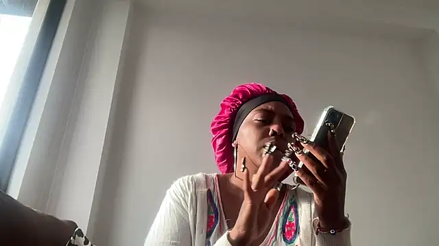 Snapshot of ChocolateCakeQueen chatting on 11-10-25, 12:15 ChocolateCakeQueen online show from 11-10-25, 12:15