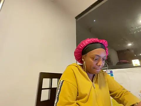 Snapshot of ChocolateCakeQueen chatting on 11-26-25, 12:33 ChocolateCakeQueen online show from 11-26-25, 12:33