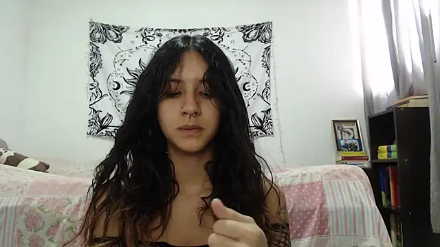 Snapshot of AlinaWoolf_ chatting on 01-17-25, 08:33 AlinaWoolf  online show from 01-17-25, 08:33