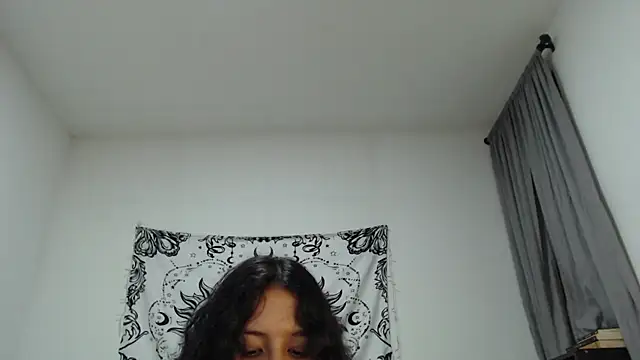 Snapshot of AlinaWoolf_ chatting on 03-08-25, 04:45 AlinaWoolf  online show from 03-08-25, 04:45