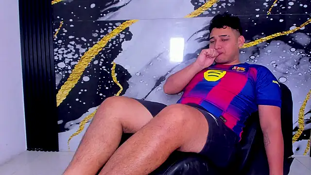 Snapshot of sweethot___ chatting on 09-28-25, 02:00 sweethot online show from 09-28-25, 02:00