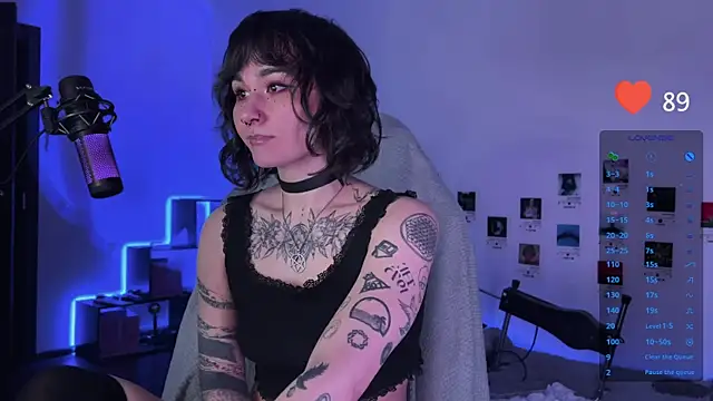 Snapshot of deadlysweet chatting on 12-16-24, 11:18 deadlysweet online show from 12-16-24, 11:18