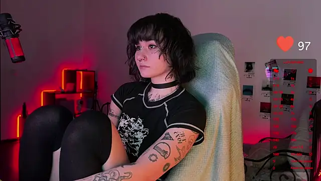 Snapshot of deadlysweet chatting on 02-24-25, 12:09 deadlysweet online show from 02-24-25, 12:09