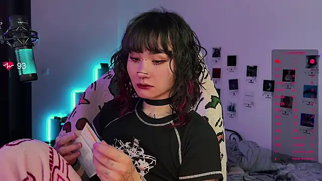 Snapshot of deadlysweet chatting on 09-23-25, 01:19 deadlysweet online show from 09-23-25, 01:19