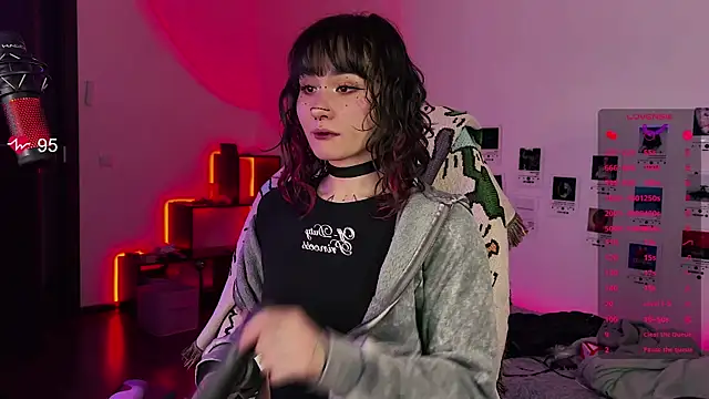 Snapshot of deadlysweet chatting on 09-30-25, 02:05 deadlysweet online show from 09-30-25, 02:05