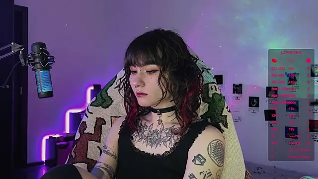 Snapshot of deadlysweet chatting on 10-10-25, 12:42 deadlysweet online show from 10-10-25, 12:42