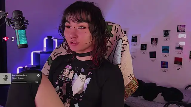 Snapshot of deadlysweet chatting on 10-27-25, 01:31 deadlysweet online show from 10-27-25, 01:31