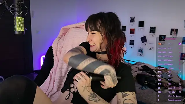 Snapshot of deadlysweet chatting on 02-13-26, 02:40 deadlysweet online show from 02-13-26, 02:40