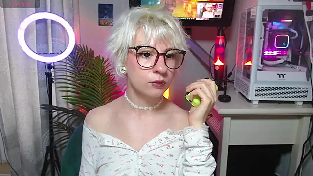 Snapshot of _Moonlight_t chatting on 10-14-25, 09:32 Moonlight t online show from 10-14-25, 09:32