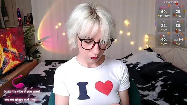 Snapshot of _Moonlight_t chatting on 11-24-25, 09:53 Moonlight t online show from 11-24-25, 09:53