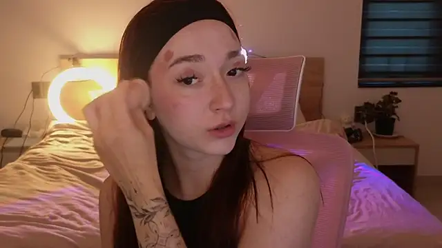 Snapshot of YasmineWest chatting on 05-31-26, 10:11 YasmineWest online show from 05-31-26, 10:11
