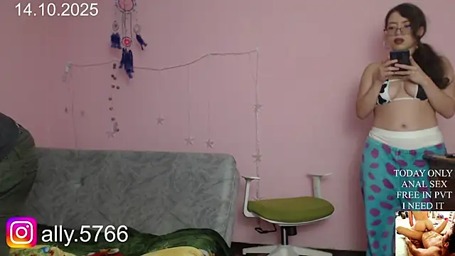 Snapshot of CoreAlejito chatting on 10-15-25, 12:11 CoreAlejito online show from 10-15-25, 12:11