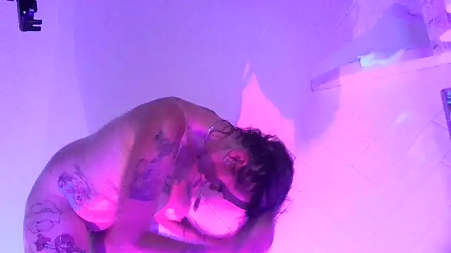 Snapshot of renegade_vyxxen chatting on 12-15-24, 06:18 renegade vyxxen online show from 12-15-24, 06:18