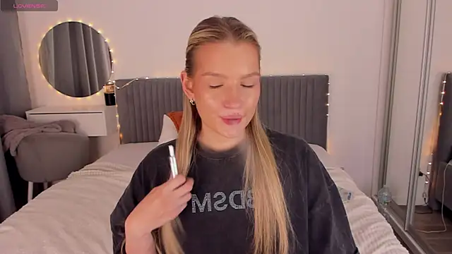 CassieRayss online show from 04-25-26, 01:52