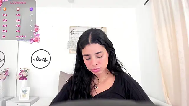 Snapshot of emma_castilloo chatting on 12-11-24, 01:47 emma castilloo online show from 12-11-24, 01:47