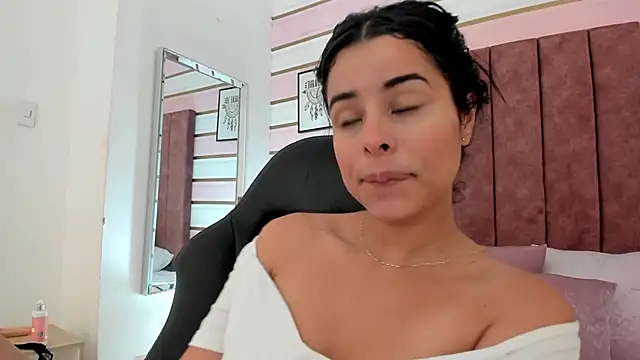 Snapshot of emma_castilloo chatting on 01-19-25, 07:26 emma castilloo online show from 01-19-25, 07:26