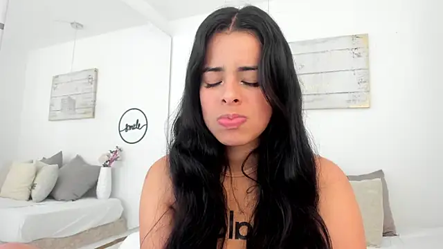 Snapshot of emma_castilloo chatting on 03-05-25, 01:28 emma castilloo online show from 03-05-25, 01:28