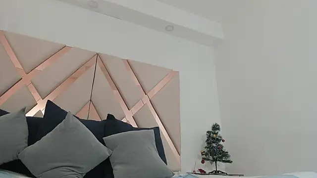 Snapshot of emma_castilloo chatting on 12-15-25, 11:09 emma castilloo online show from 12-15-25, 11:09