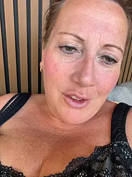 Snapshot of xsexycurvymilf chatting on 07-15-26, 11:37 xsexycurvymilf online show from 07-15-26, 11:37