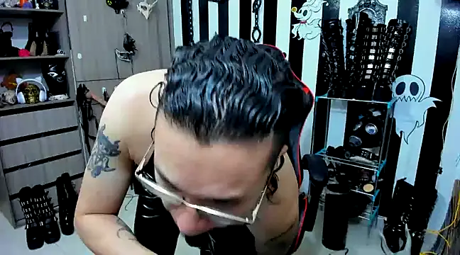 Snapshot of daven56 chatting on 12-23-24, 02:39 daven56 online show from 12-23-24, 02:39