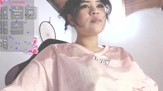 Snapshot of Amara18_ chatting on 11-10-25, 04:28 Amara18 online show from 11-10-25, 04:28