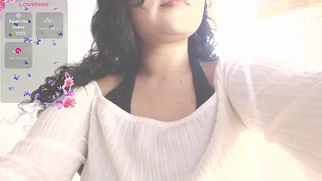 Snapshot of Amara18_ chatting on 12-18-25, 02:28 Amara18 online show from 12-18-25, 02:28