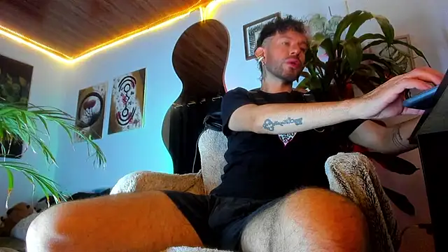 LatinMilk  online show from 04-26-26, 01:58