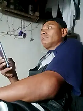 Snapshot of Moreno1813 chatting on 03-20-25, 04:40 Moreno1813 online show from 03-20-25, 04:40