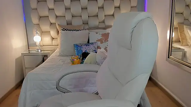 Snapshot of Helleamazing chatting on 01-31-25, 04:58 Helleamazing online show from 01-31-25, 04:58