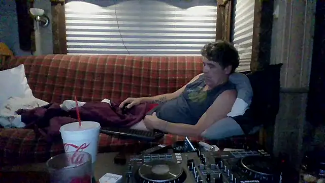 Snapshot of lateniter chatting on 11-29-25, 11:13 lateniter online show from 11-29-25, 11:13