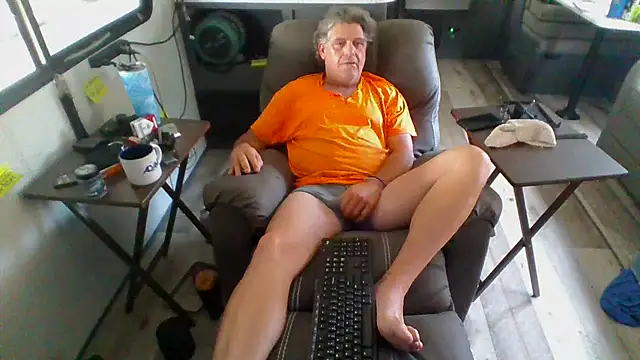 lateniter online show from 04-25-26, 01:41